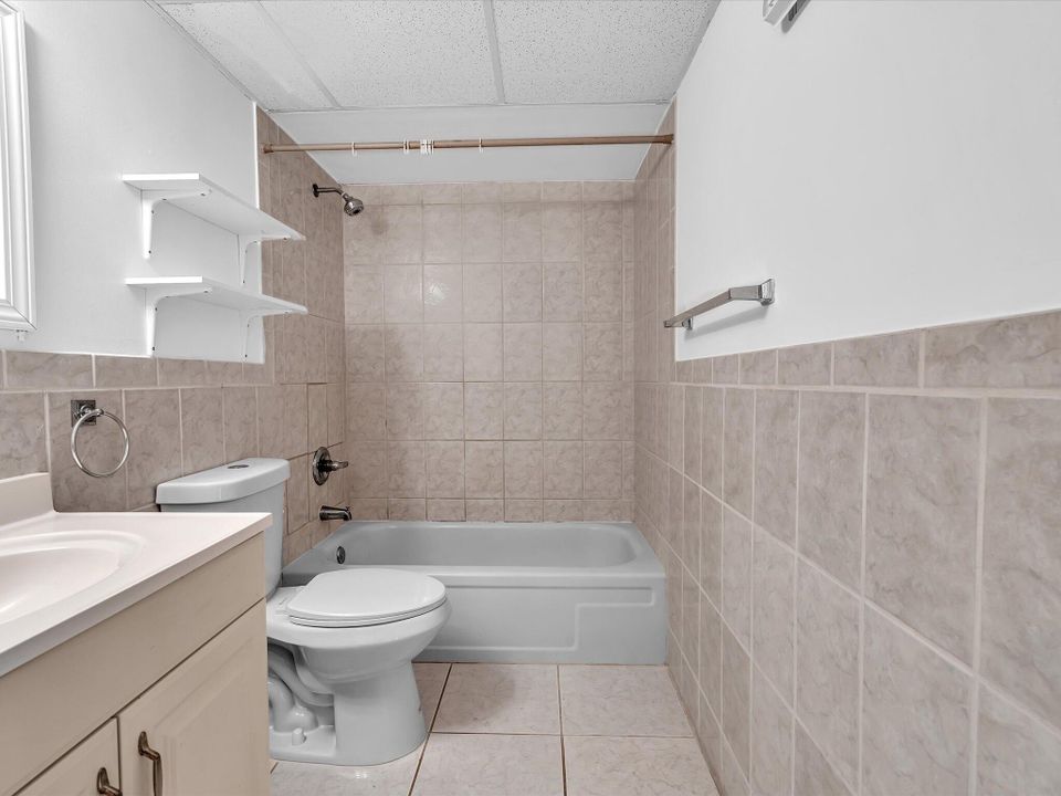 出租: $2,200 (2 贝兹, 2 浴室, 956 平方英尺)