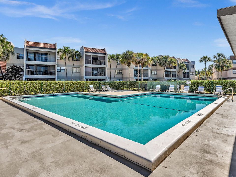 出租: $2,200 (2 贝兹, 2 浴室, 956 平方英尺)