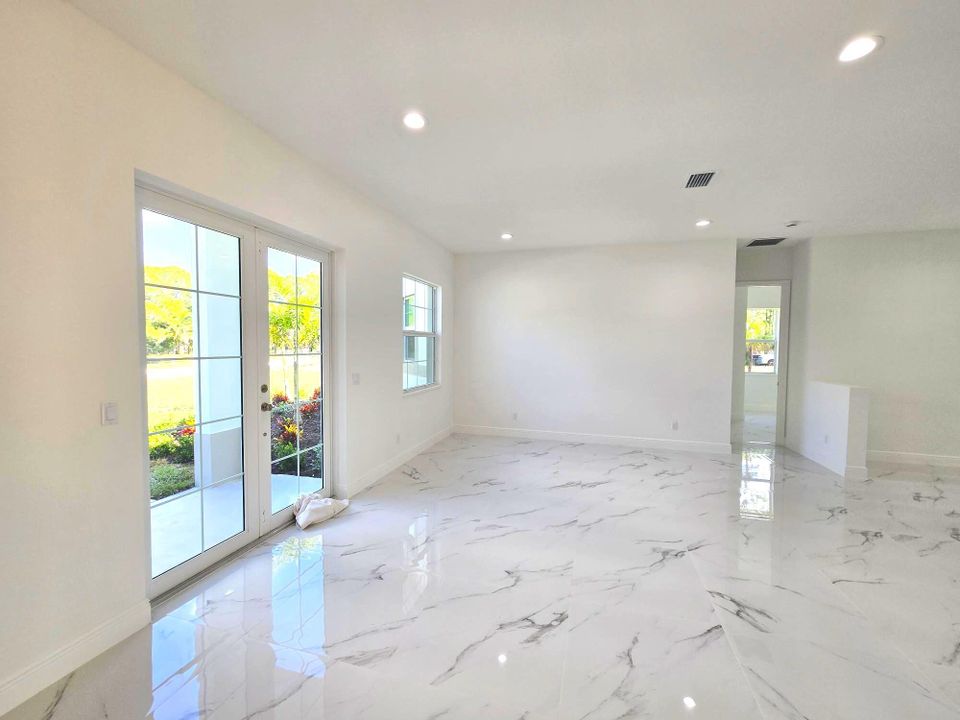 Под контрактом: $879,900 (5 спален, 3 ванн, 2714 Квадратных фут)