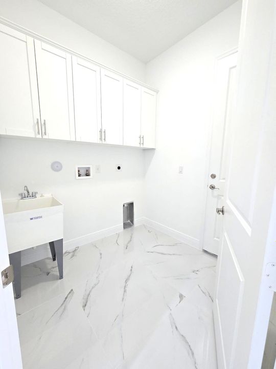 Под контрактом: $879,900 (5 спален, 3 ванн, 2714 Квадратных фут)