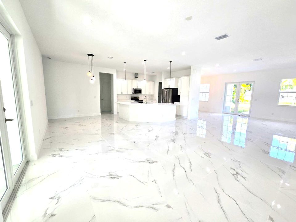 Под контрактом: $879,900 (5 спален, 3 ванн, 2714 Квадратных фут)