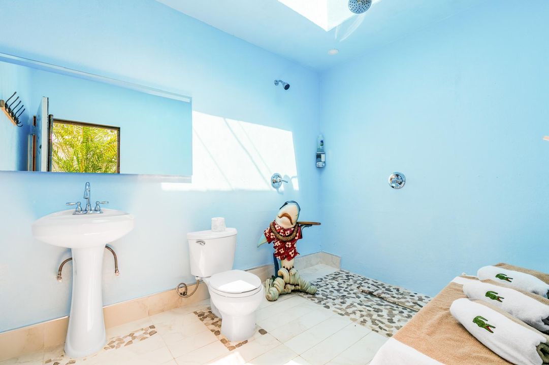 For Sale: $2,200,023 (5 beds, 4 baths, 2189 Square Feet)