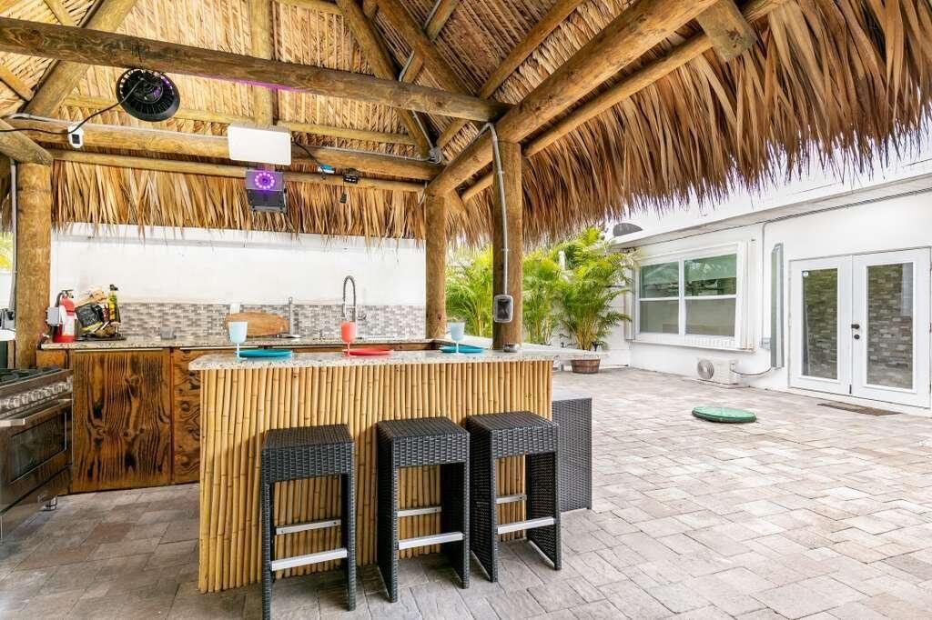 For Sale: $2,200,023 (5 beds, 4 baths, 2189 Square Feet)