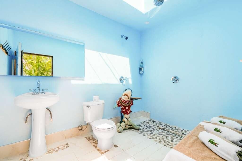 For Sale: $2,200,023 (5 beds, 4 baths, 2189 Square Feet)