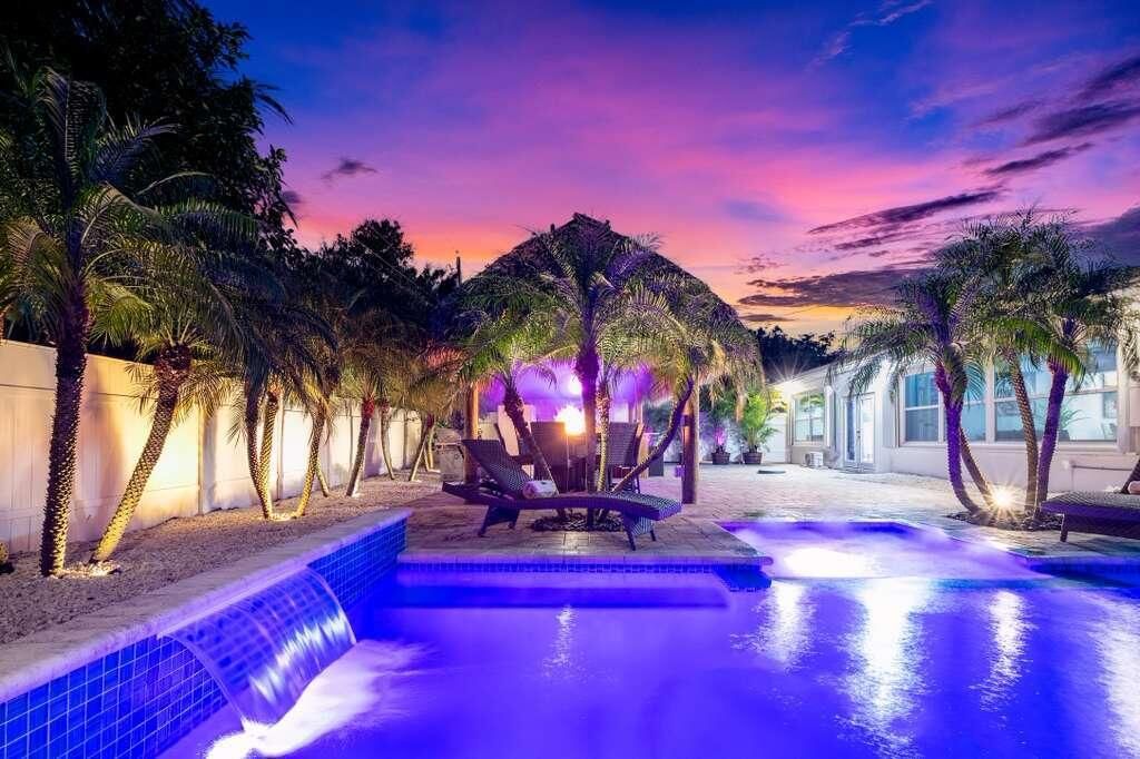 For Sale: $2,200,023 (5 beds, 4 baths, 2189 Square Feet)