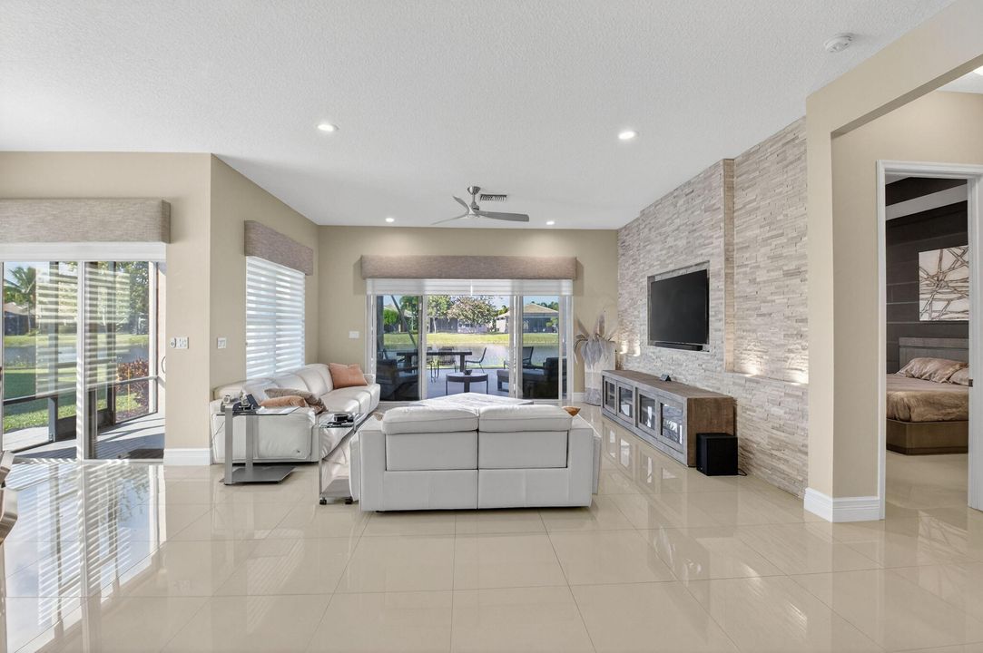 Под контрактом: $989,900 (2 спален, 2 ванн, 2160 Квадратных фут)