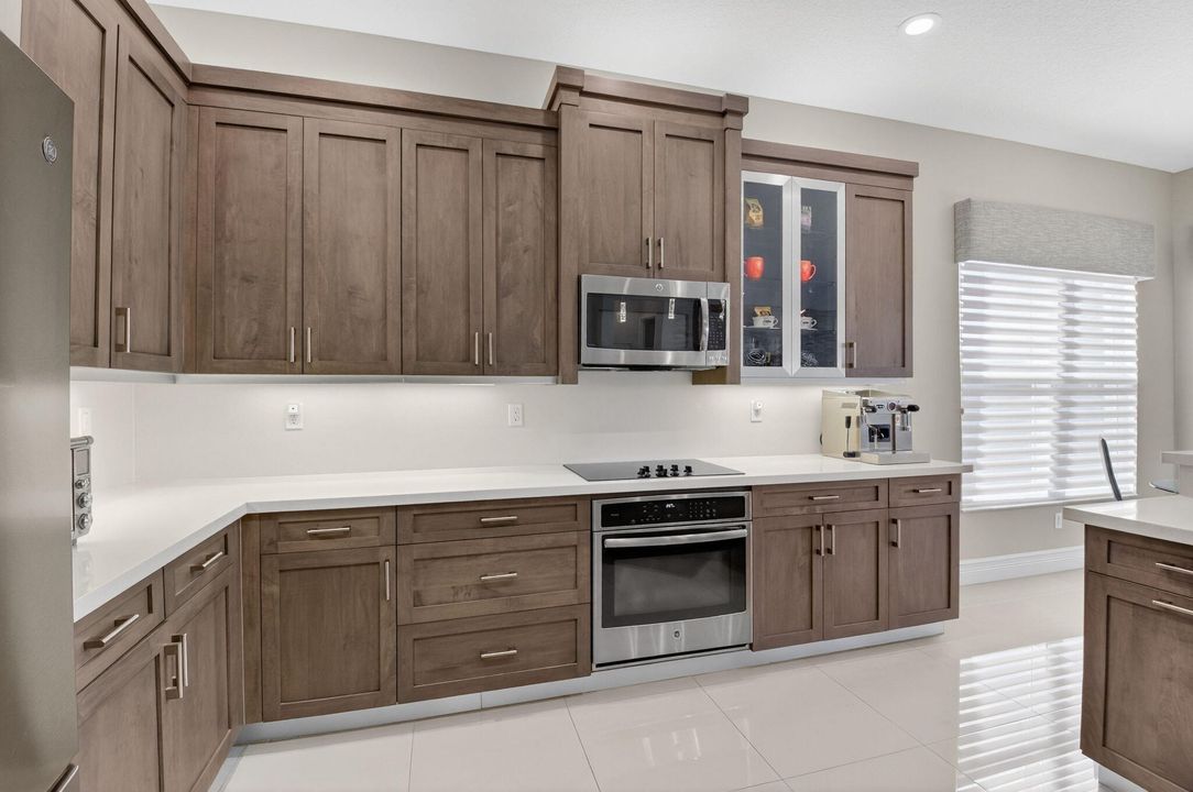 Под контрактом: $989,900 (2 спален, 2 ванн, 2160 Квадратных фут)