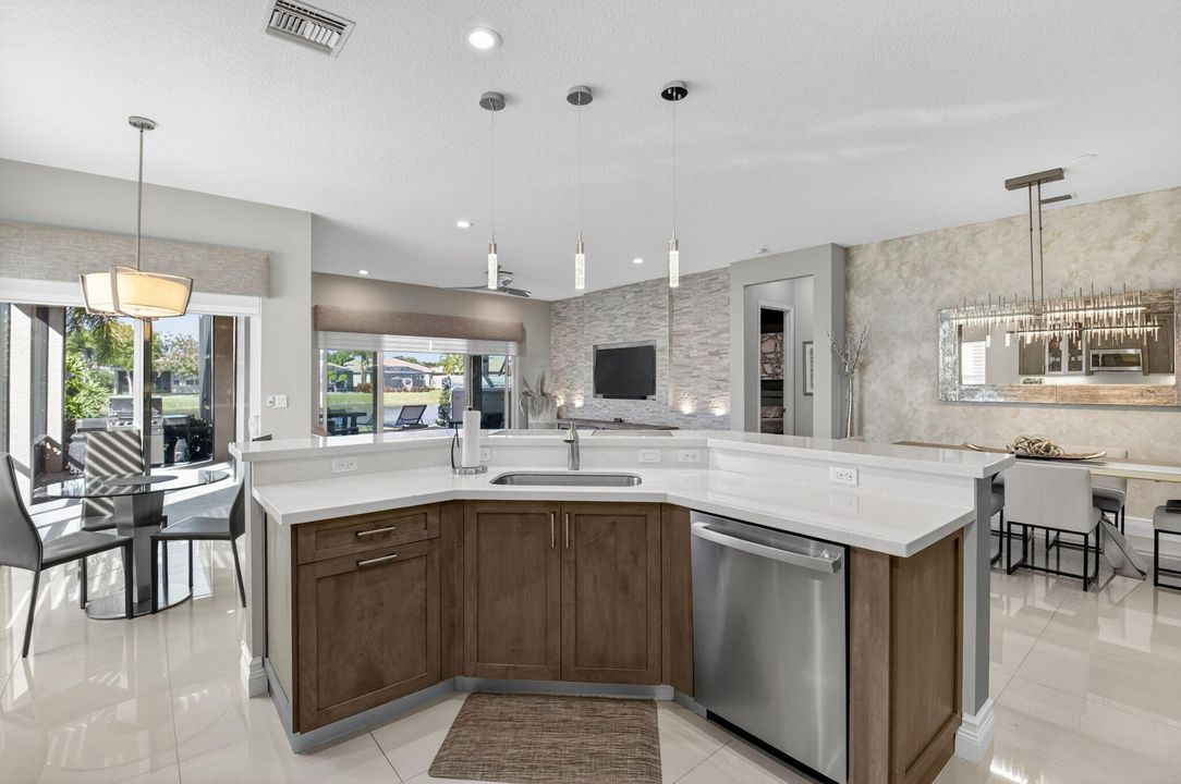 Под контрактом: $989,900 (2 спален, 2 ванн, 2160 Квадратных фут)