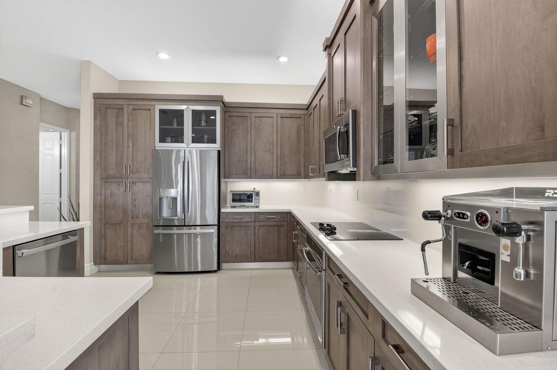 Под контрактом: $989,900 (2 спален, 2 ванн, 2160 Квадратных фут)