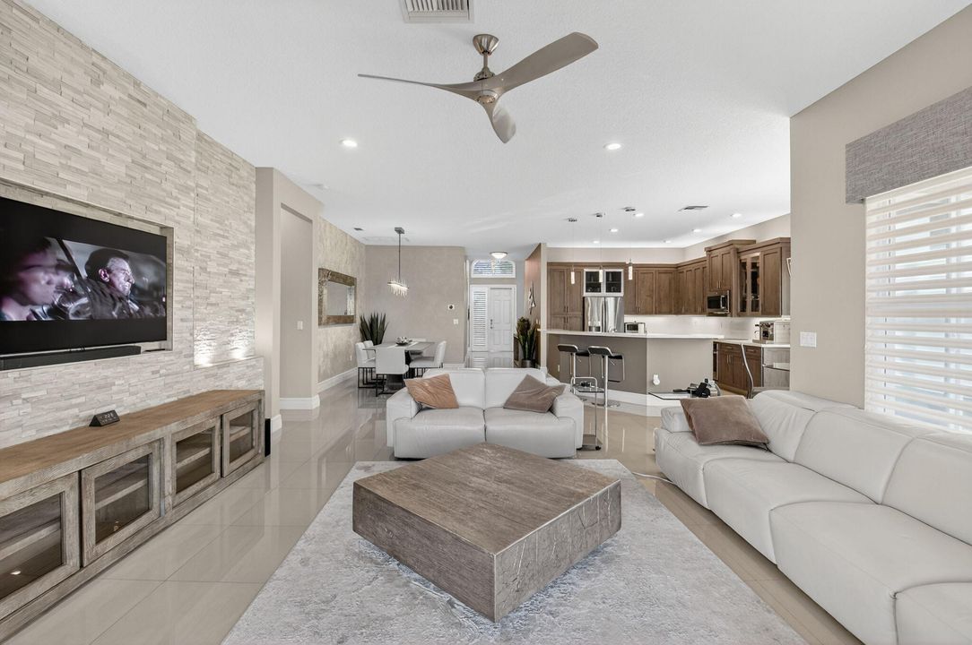 Под контрактом: $989,900 (2 спален, 2 ванн, 2160 Квадратных фут)