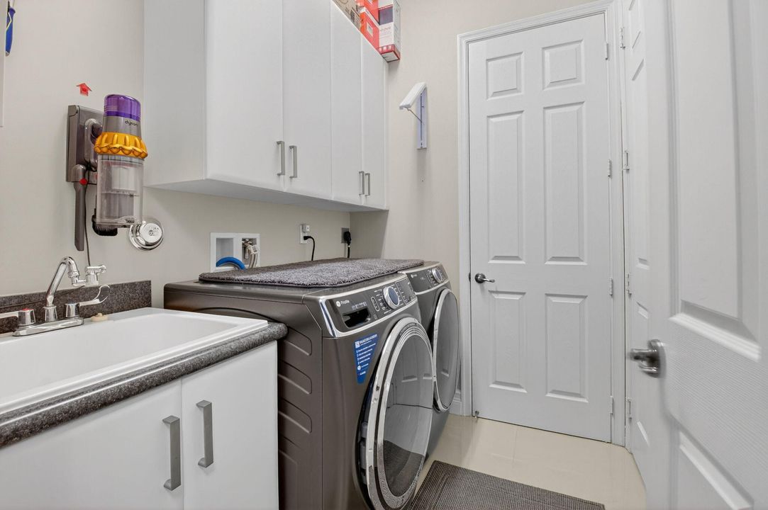 Под контрактом: $989,900 (2 спален, 2 ванн, 2160 Квадратных фут)