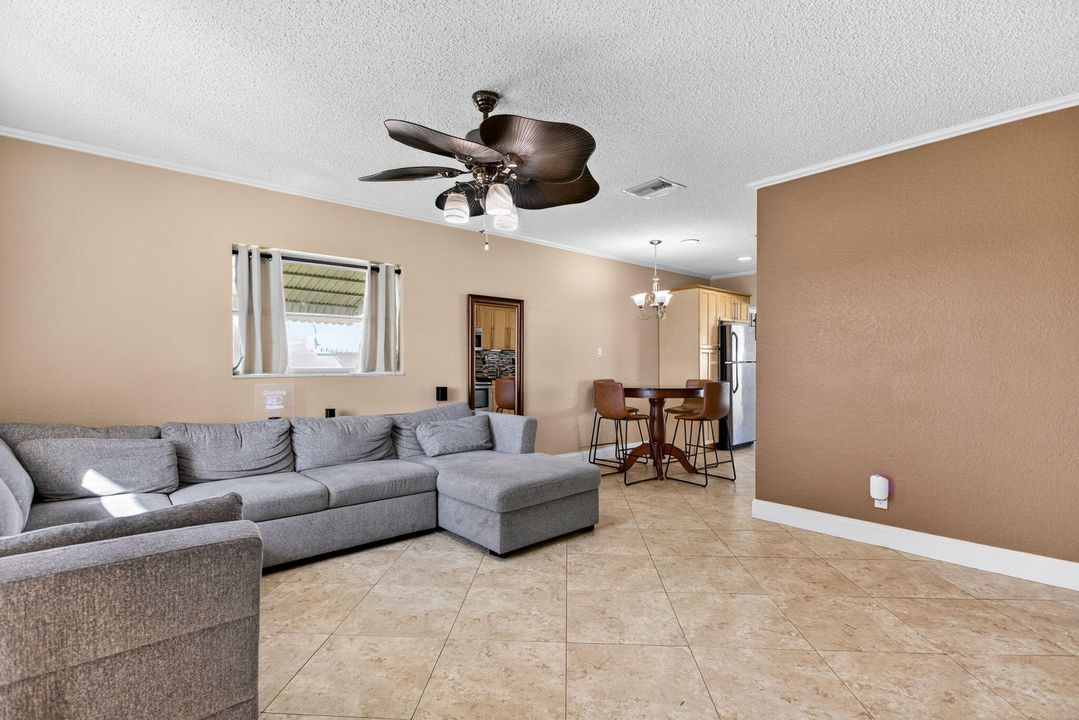 For Sale: $340,000 (2 beds, 1 baths, 1098 Square Feet)