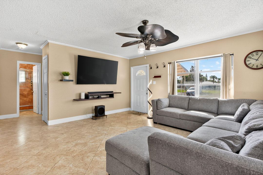 For Sale: $340,000 (2 beds, 1 baths, 1098 Square Feet)