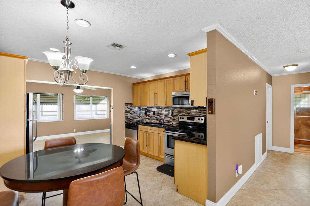 For Sale: $340,000 (2 beds, 1 baths, 1098 Square Feet)