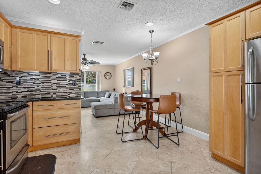 For Sale: $340,000 (2 beds, 1 baths, 1098 Square Feet)