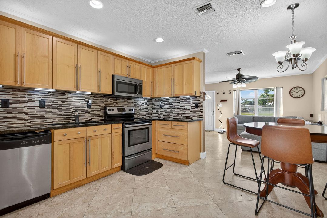 For Sale: $340,000 (2 beds, 1 baths, 1098 Square Feet)