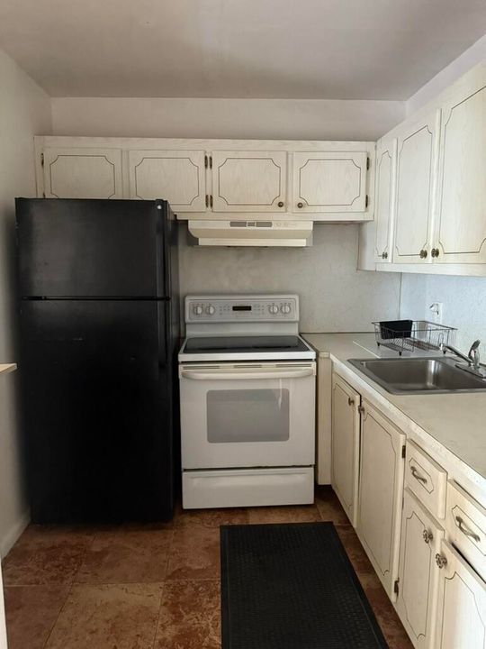 For Rent: $1,100 (1 beds, 1 baths, 570 Square Feet)