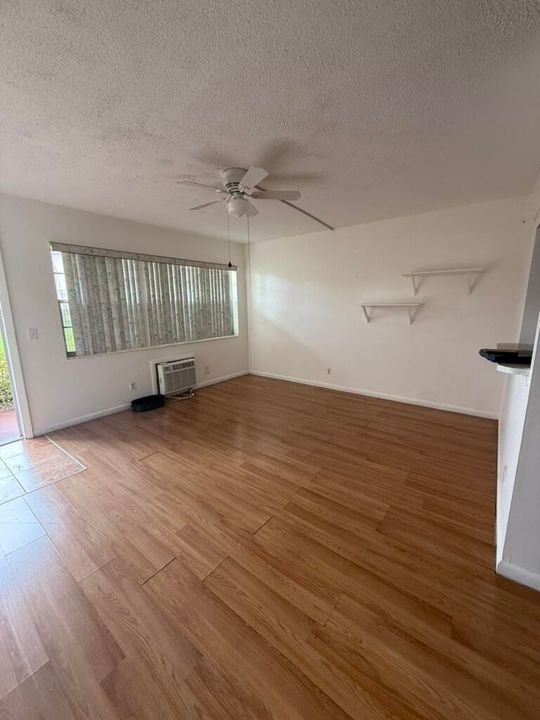 For Rent: $1,100 (1 beds, 1 baths, 570 Square Feet)
