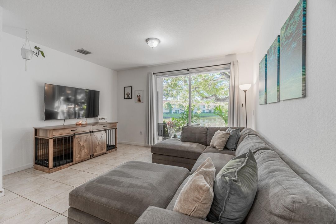 Active With Contract: $259,900 (2 beds, 2 baths, 1221 Square Feet)