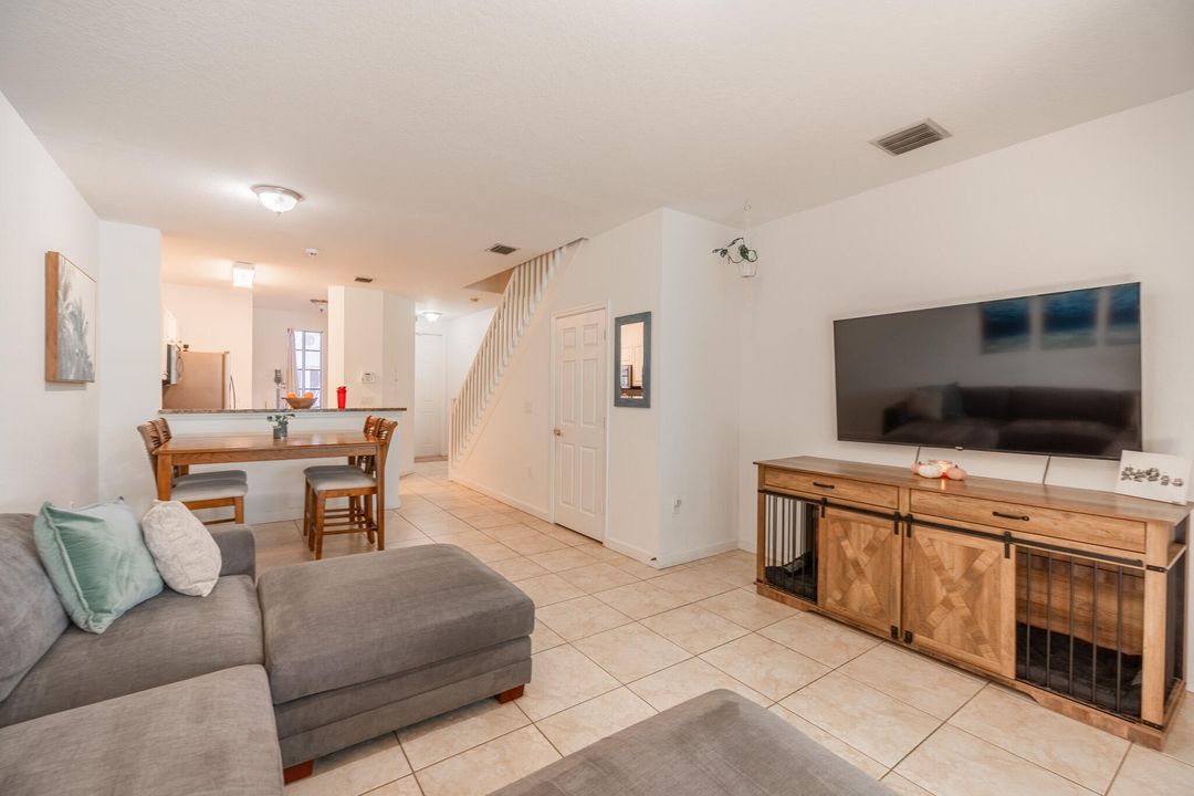 Active With Contract: $259,900 (2 beds, 2 baths, 1221 Square Feet)