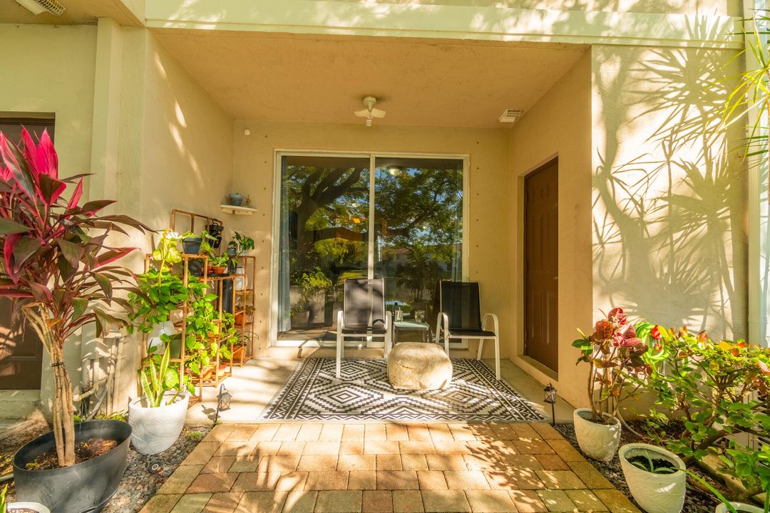 Active With Contract: $259,900 (2 beds, 2 baths, 1221 Square Feet)