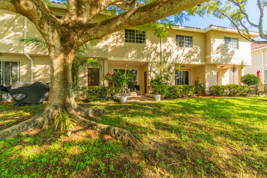 Active With Contract: $259,900 (2 beds, 2 baths, 1221 Square Feet)