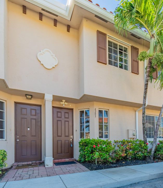 Active With Contract: $259,900 (2 beds, 2 baths, 1221 Square Feet)