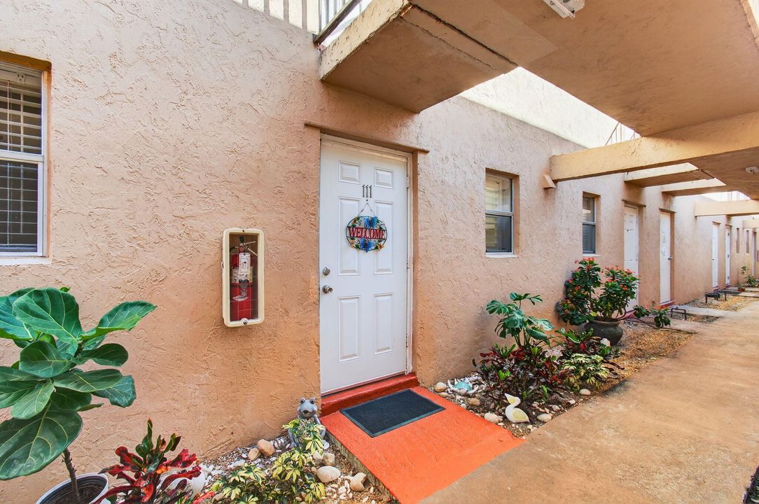 For Rent: $2,550 (2 beds, 1 baths, 800 Square Feet)