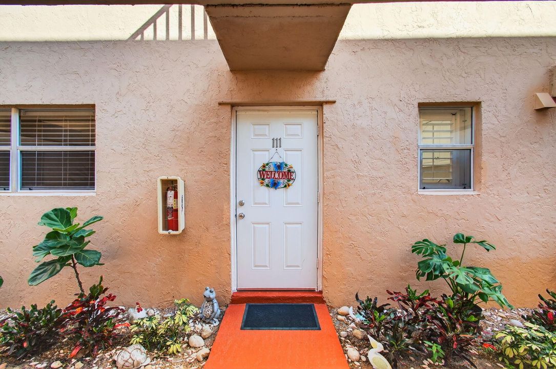 For Rent: $2,550 (2 beds, 1 baths, 800 Square Feet)