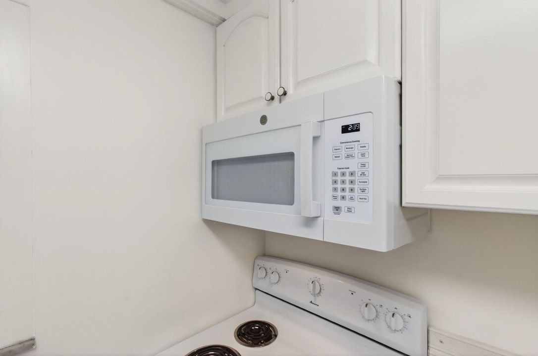 For Rent: $2,550 (2 beds, 1 baths, 800 Square Feet)