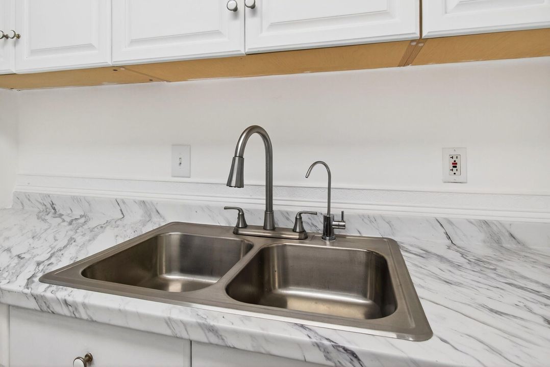 For Rent: $2,550 (2 beds, 1 baths, 800 Square Feet)