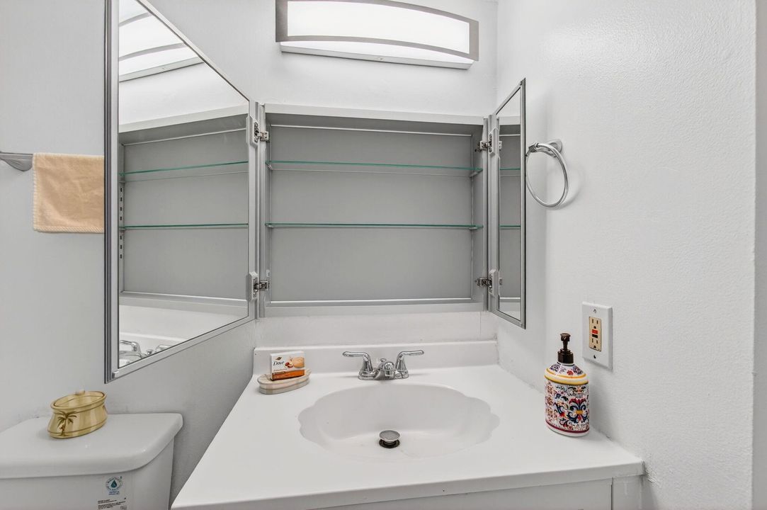 For Rent: $2,550 (2 beds, 1 baths, 800 Square Feet)