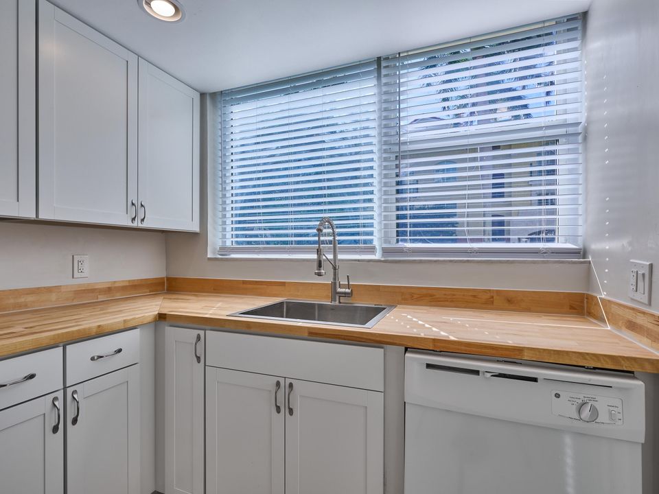 For Sale: $445,000 (2 beds, 2 baths, 1150 Square Feet)