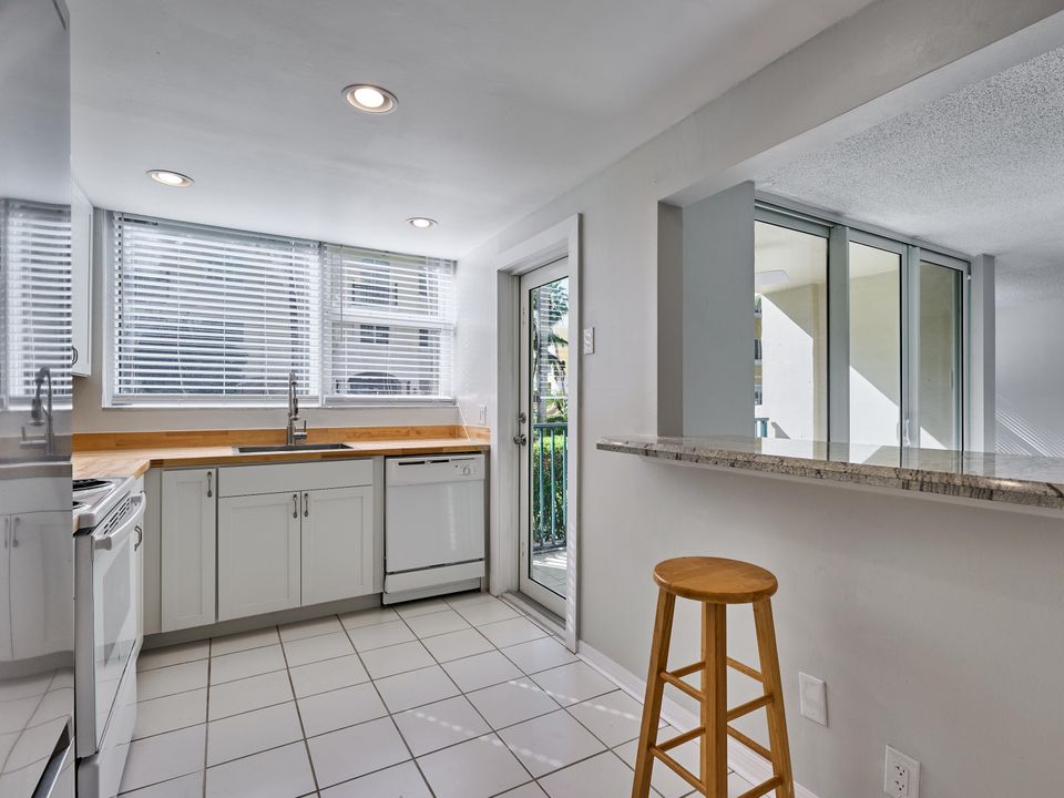For Sale: $445,000 (2 beds, 2 baths, 1150 Square Feet)