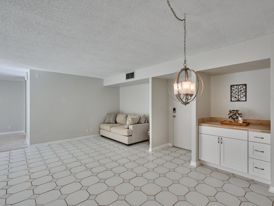 For Sale: $445,000 (2 beds, 2 baths, 1150 Square Feet)