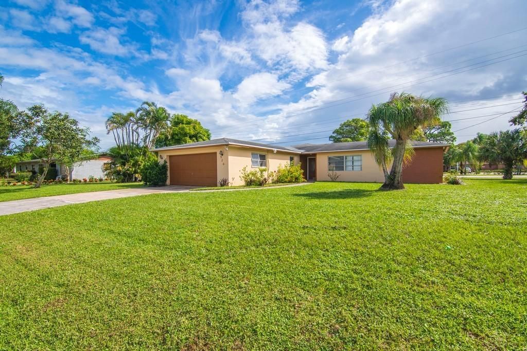 For Sale: $315,000 (4 beds, 3 baths, 1894 Square Feet)