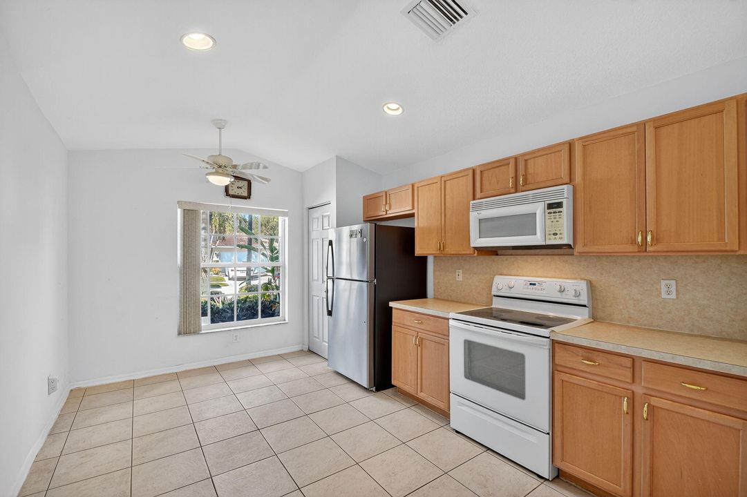 На продажу: $370,000 (3 спален, 2 ванн, 1600 Квадратных фут)