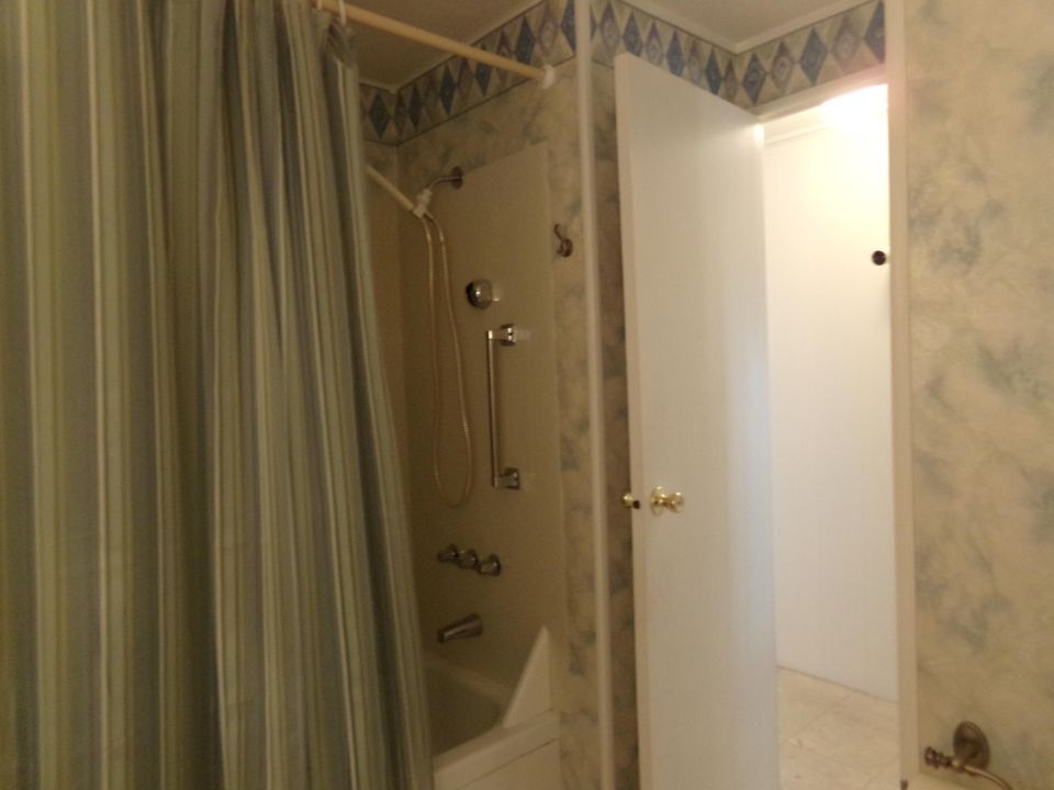 For Sale: $124,000 (2 beds, 2 baths, 960 Square Feet)