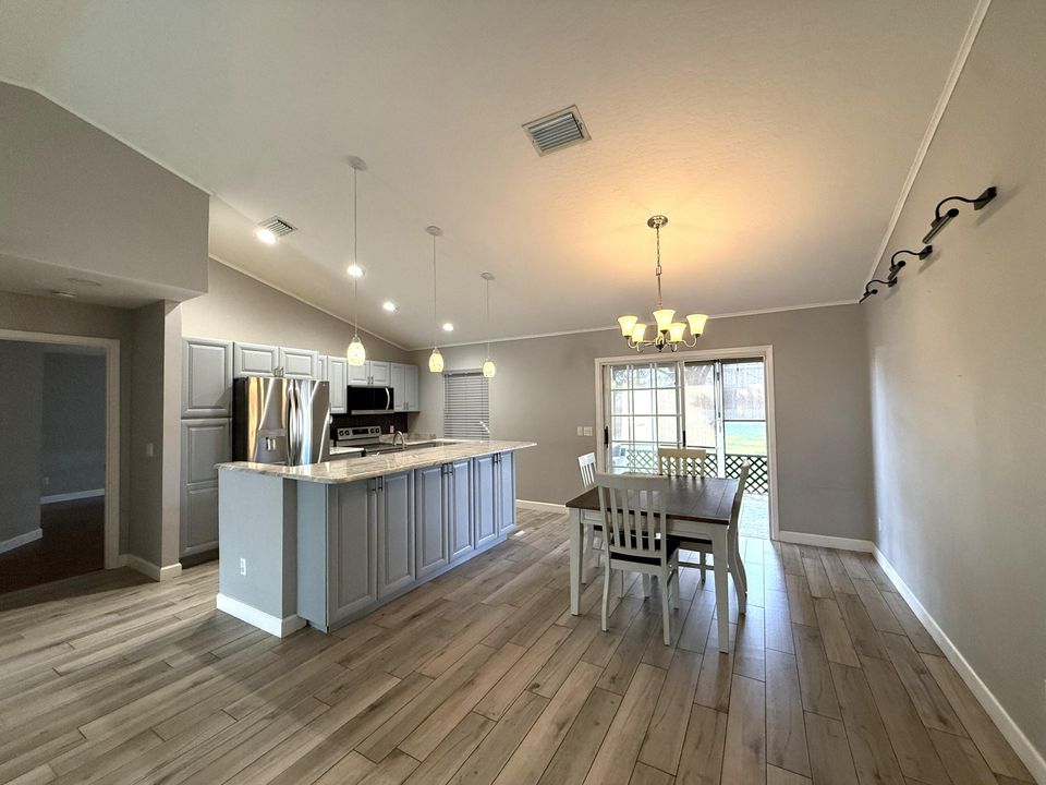 For Rent: $2,200 (3 beds, 2 baths, 1390 Square Feet)