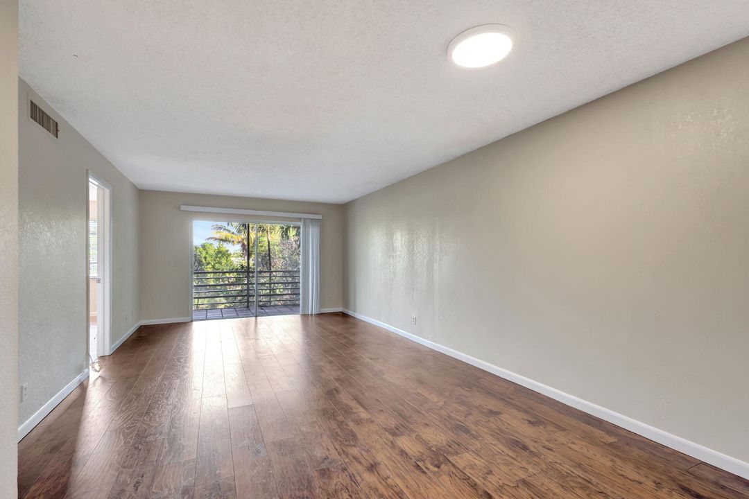 На продажу: $175,000 (2 спален, 2 ванн, 793 Квадратных фут)