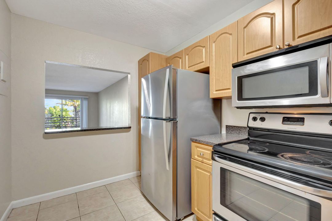 На продажу: $175,000 (2 спален, 2 ванн, 793 Квадратных фут)