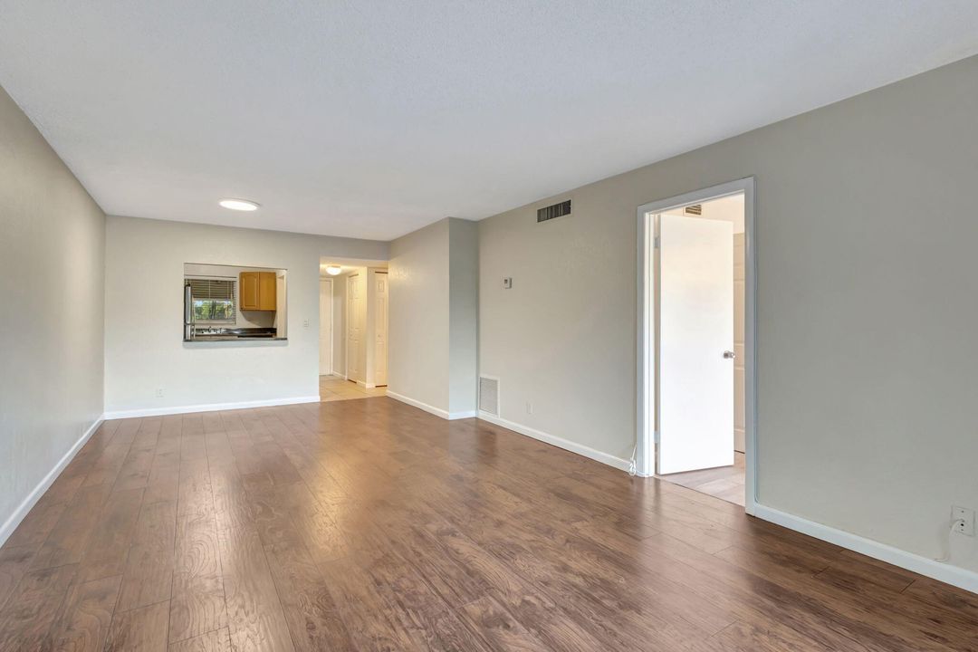 На продажу: $175,000 (2 спален, 2 ванн, 793 Квадратных фут)