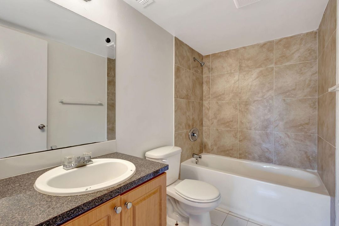 На продажу: $175,000 (2 спален, 2 ванн, 793 Квадратных фут)