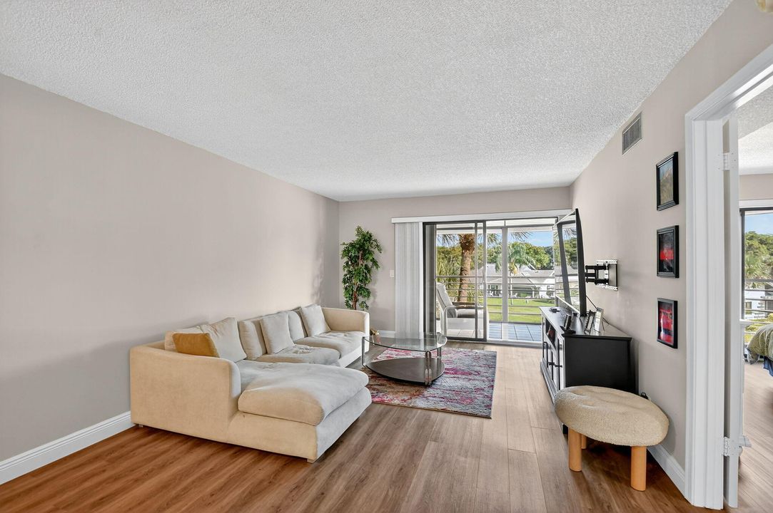 待售: $289,000 (2 贝兹, 2 浴室, 1160 平方英尺)