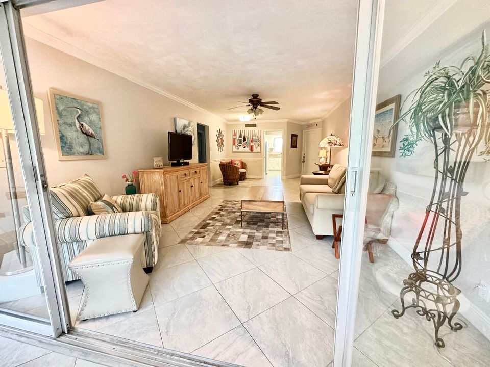 For Rent: $2,400 (2 beds, 2 baths, 886 Square Feet)