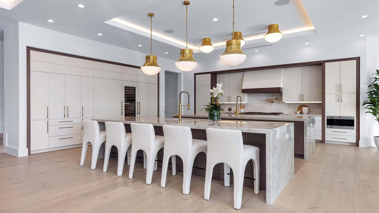 Activo con contrato: $10,450,000 (4 camas, 4 baños, 4344 Pies cuadrados)