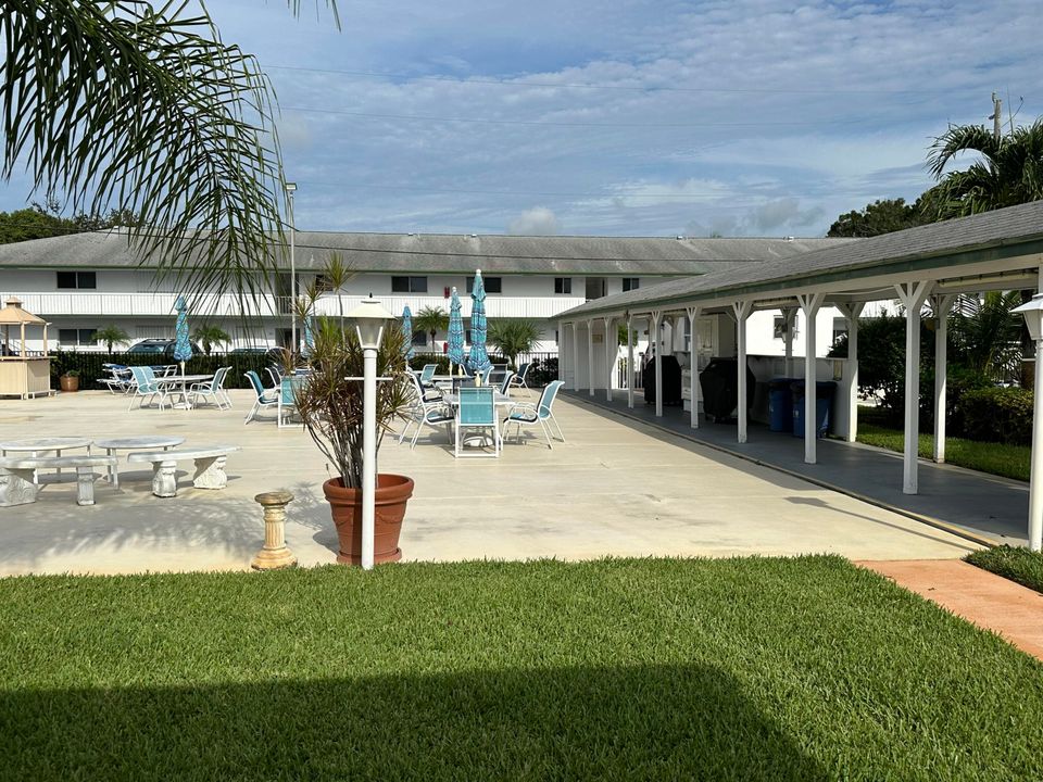 For Rent: $2,400 (2 beds, 2 baths, 886 Square Feet)