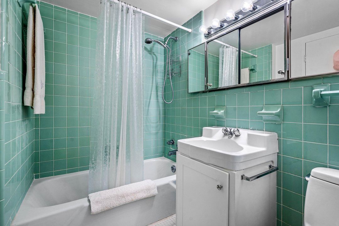 For Sale: $1,500,000 (2 beds, 2 baths, 953 Square Feet)