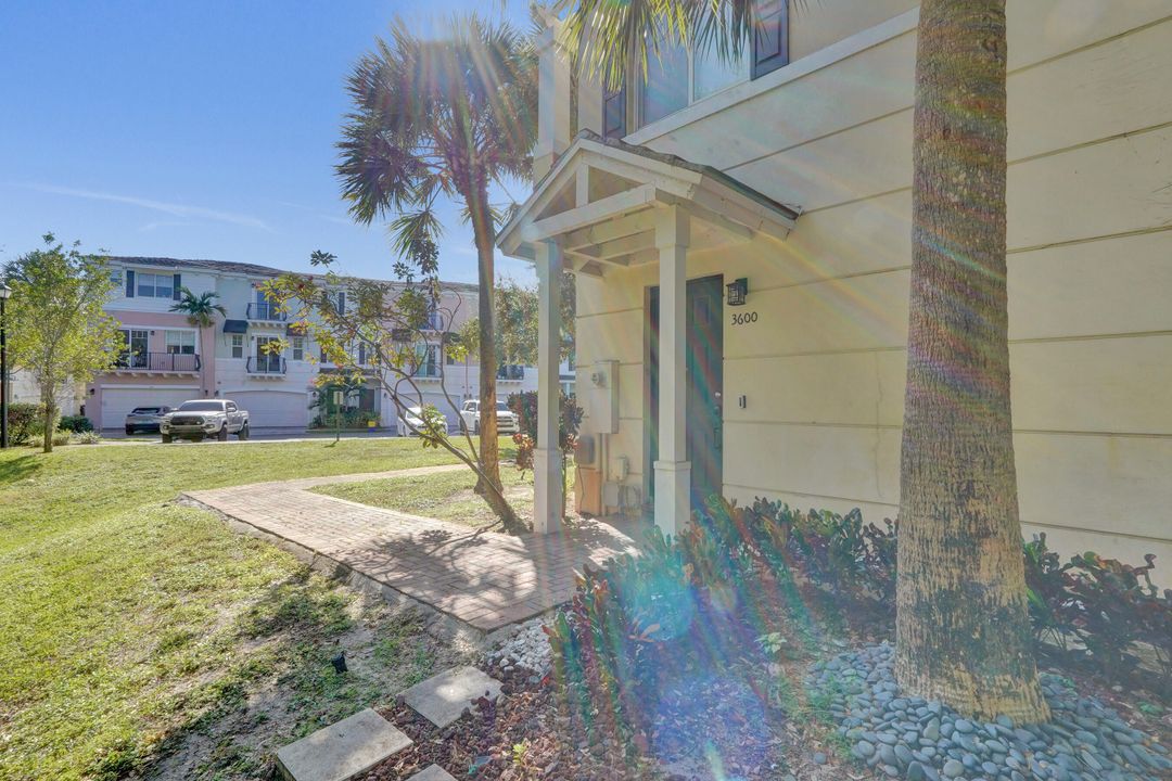 出租: $4,500 (3 贝兹, 3 浴室, 1957 平方英尺)