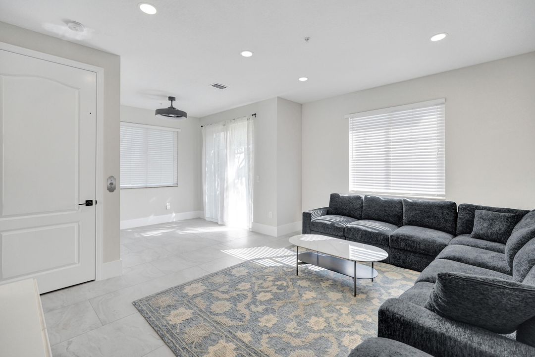 出租: $4,500 (3 贝兹, 3 浴室, 1957 平方英尺)